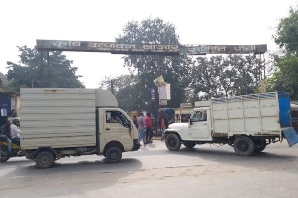 रांची पंडरा बाजार समिति की इमारत और जांच अधिकारी मामले की समीक्षा करते हुए