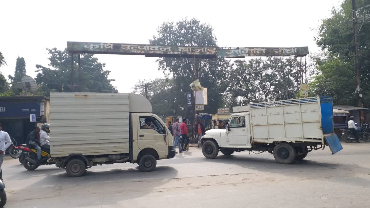 रांची पंडरा बाजार समिति की इमारत और जांच अधिकारी मामले की समीक्षा करते हुए