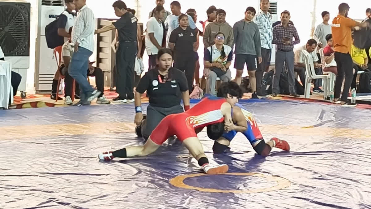 भिलाई में U-20 राष्ट्रीय कुश्ती चैंपियनशिप के दौरान पहलवानों का मुकाबला
