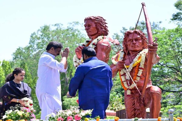 रांची मोरहाबादी में सिदो-कान्हू जयंती पर श्रद्धांजलि देते मुख्यमंत्री हेमंत सोरेन