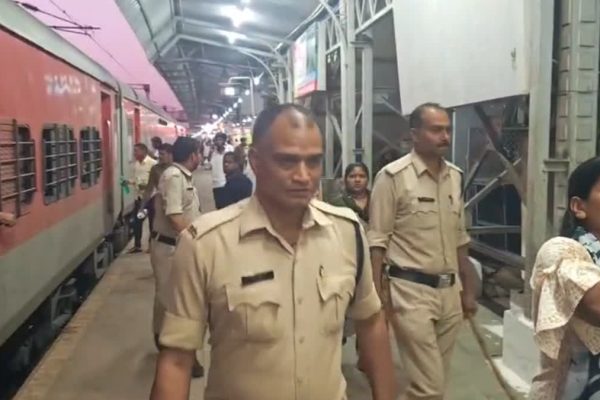 कटनी रेलवे स्टेशन पर रेस्क्यू किए गए बच्चों को सुरक्षा में लेती पुलिस टीम