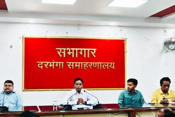 दरभंगा में सामूहिक अवकाश पर गए 28 राजस्व कर्मियों के निलंबन से जुड़ा प्रशासनिक दृश्य