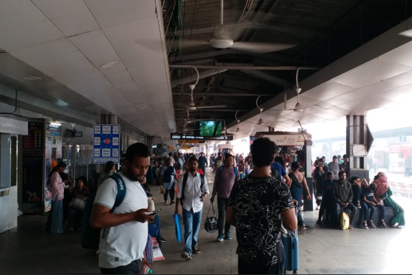 रांची स्टेशन पर JET परीक्षा के लिए चलाई गई स्पेशल ट्रेन और यात्री