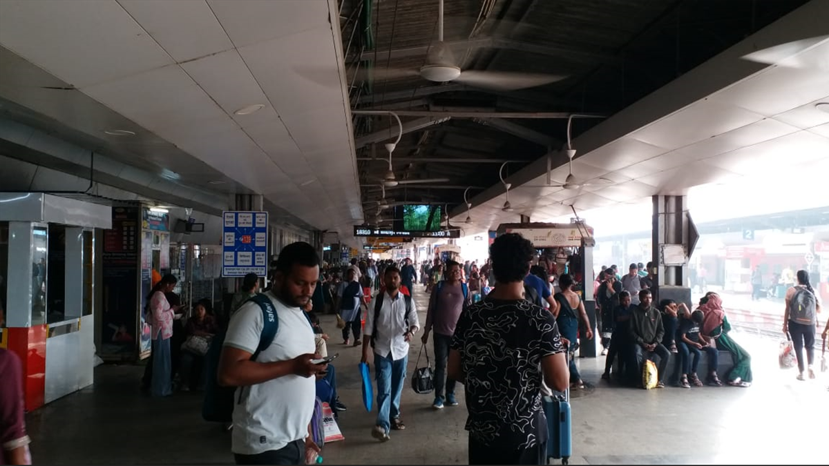 रांची स्टेशन पर JET परीक्षा के लिए चलाई गई स्पेशल ट्रेन और यात्री