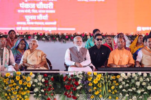 वाराणसी में महिला सम्मेलन के दौरान प्रधानमंत्री नरेंद्र मोदी और अन्य गणमान्य व्यक्ति।