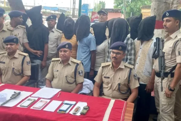 सोनपुर में पुलिस छापेमारी के दौरान जब्त हथियार और गिरफ्तार आरोपी