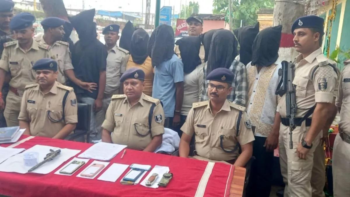 सोनपुर में पुलिस छापेमारी के दौरान जब्त हथियार और गिरफ्तार आरोपी