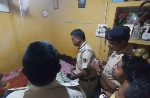 पश्चिमी चंपारण के लौरिया में घरेलू विवाद के बाद पुलिस द्वारा की गई कार्रवाई का दृश्य।