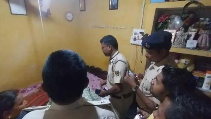 पश्चिमी चंपारण के लौरिया में घरेलू विवाद के बाद पुलिस द्वारा की गई कार्रवाई का दृश्य।