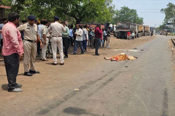 गया में हाइवा की टक्कर से महिला की मौत के बाद मोहनपुर थाना क्षेत्र में घटनास्थल का दृश्य।