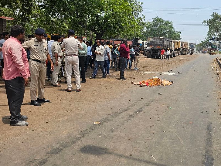 गया में हाइवा की टक्कर से महिला की मौत के बाद मोहनपुर थाना क्षेत्र में घटनास्थल का दृश्य।