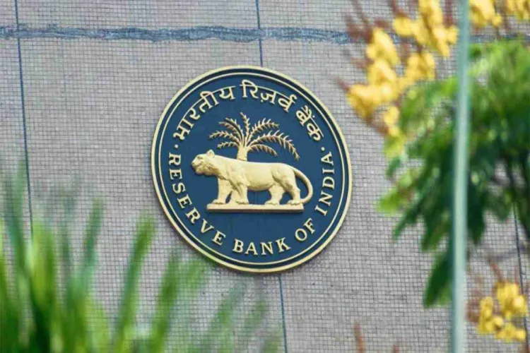 नई दिल्ली में RBI नीति के बाद स्थिर दरों का संकेत देता बैंक लोगो
