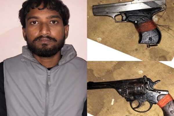 रांची में संदिग्ध कार से रिवॉल्वर और कारतूस बरामद करती पुलिस टीम