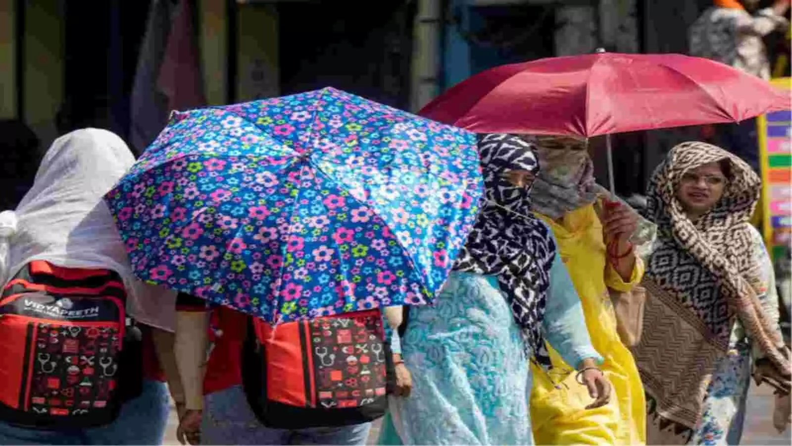 भीषण गर्मी और लू के दौरान भारत के विभिन्न हिस्सों में सड़कों पर सन्नाटा और गर्मी का असर।