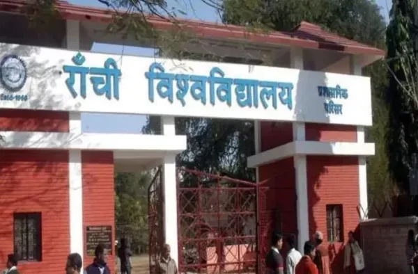 रांची विश्वविद्यालय में सत्र देरी के खिलाफ प्रदर्शन करते छात्र संगठन
