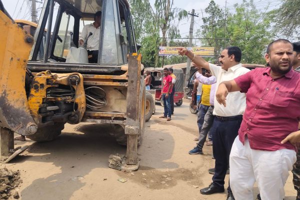 कटिहार महमूद चौक पर अतिक्रमण हटाओ अभियान के दौरान बुलडोजर कार्रवाई