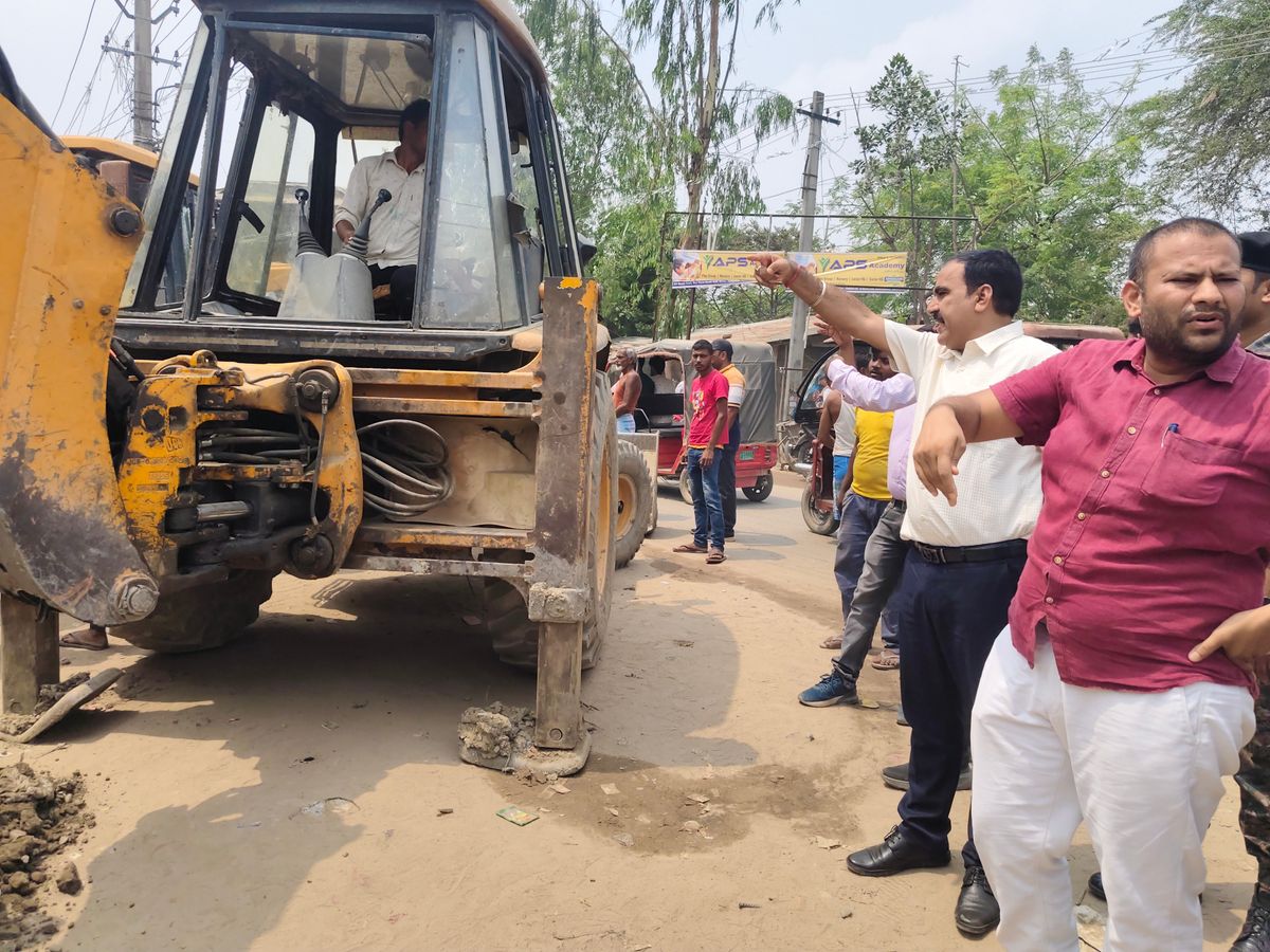 कटिहार महमूद चौक पर अतिक्रमण हटाओ अभियान के दौरान बुलडोजर कार्रवाई