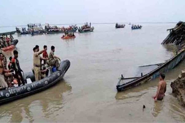 मोतिहारी के गंडक नदी में नाव पलटने के बाद राहत और बचाव कार्य की तैयारी।