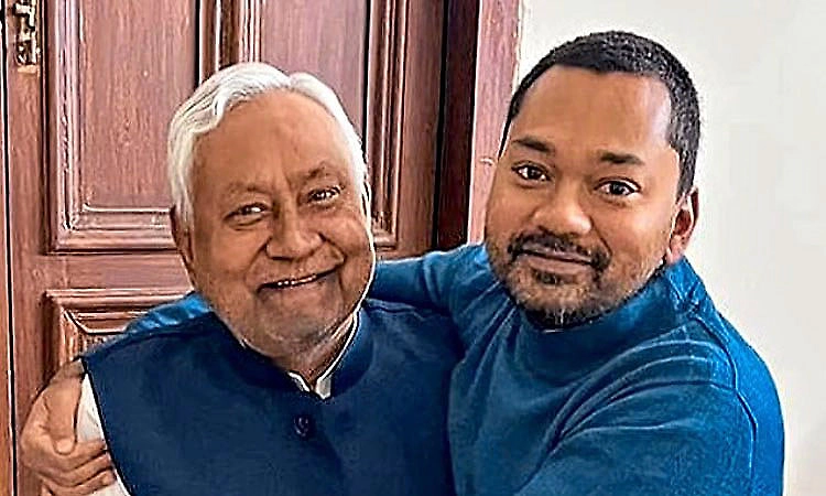 पटना जदयू कार्यालय में निशांत कुमार के समर्थन में नारे लगाते कार्यकर्ता