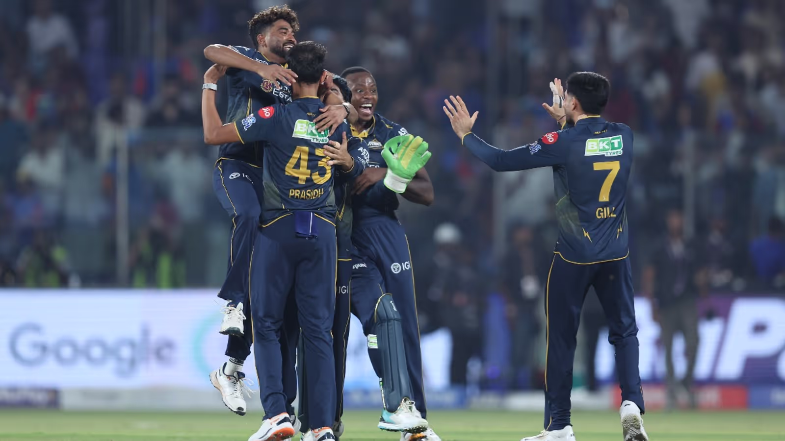 गुजरात टाइटन्स के खिलाड़ी अरुण जेटली स्टेडियम में दिल्ली कैपिटल्स के खिलाफ मैच जीतने के बाद जश्न मनाते हुए