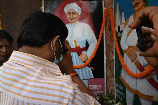 रांची में शहीद गणपत राय को श्रद्धांजलि देते आजसू कार्यकर्ता और नेता