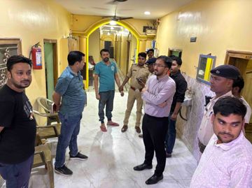मोतिहारी के होटल में छापेमारी के दौरान जांच करती प्रशासनिक टीम और बरामद शराब