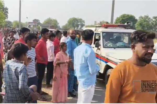 गया में अवैध बालू छापेमारी के दौरान पुलिस पर पथराव की घटना का दृश्य