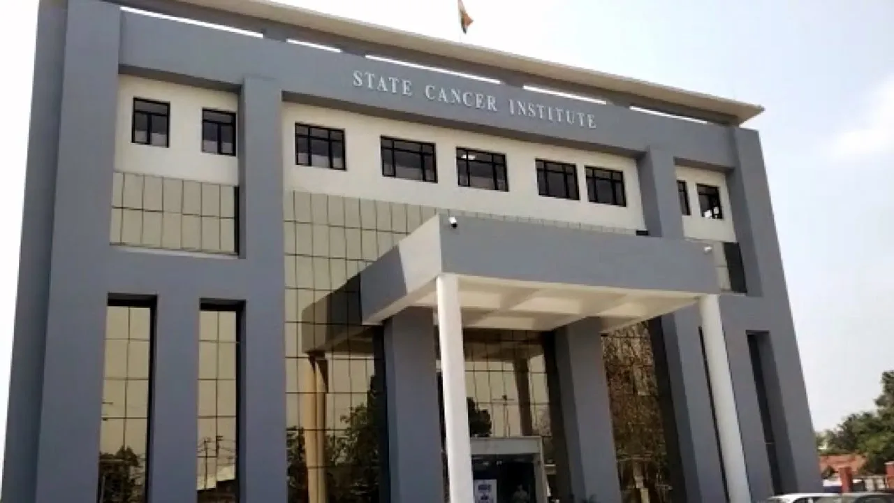 जम्मू के GMC में DIAMOnDS लैब में मुफ्त कैंसर जांच करते विशेषज्ञों का दृश्य