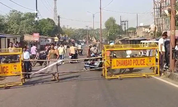 धनबाद के केन्दुआडीह में धंसी NH-32 सड़क और लगी सुरक्षा बैरिकेडिंग