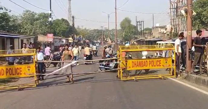 धनबाद के केन्दुआडीह में धंसी NH-32 सड़क और लगी सुरक्षा बैरिकेडिंग