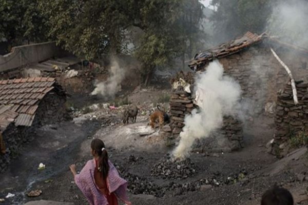 झरिया में भू-धंसान के बाद क्षतिग्रस्त घर और दरारों से प्रभावित इलाका