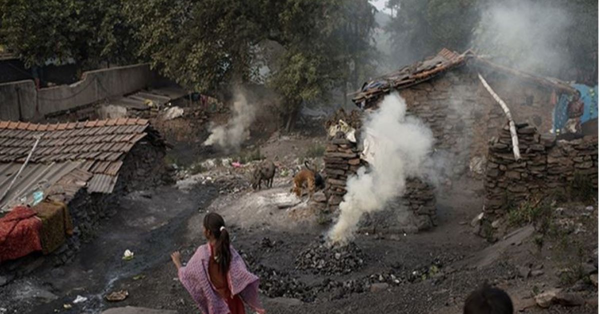 झरिया में भू-धंसान के बाद क्षतिग्रस्त घर और दरारों से प्रभावित इलाका