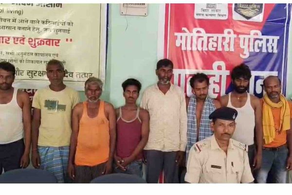 मोतिहारी बेतौना गांव में पुलिस पर हमले के बाद जांच करती टीम