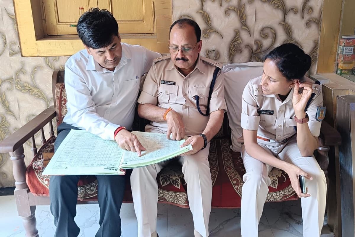 गढ़वा में पुलिस छापेमारी के दौरान सील किए गए होटल और मौके पर मौजूद टीम