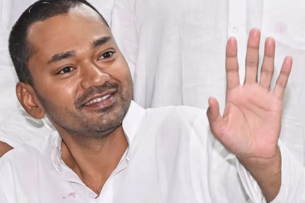 पटना में जेडीयू कार्यालय पहुंचे निशांत कुमार मीडिया से बातचीत करते हुए