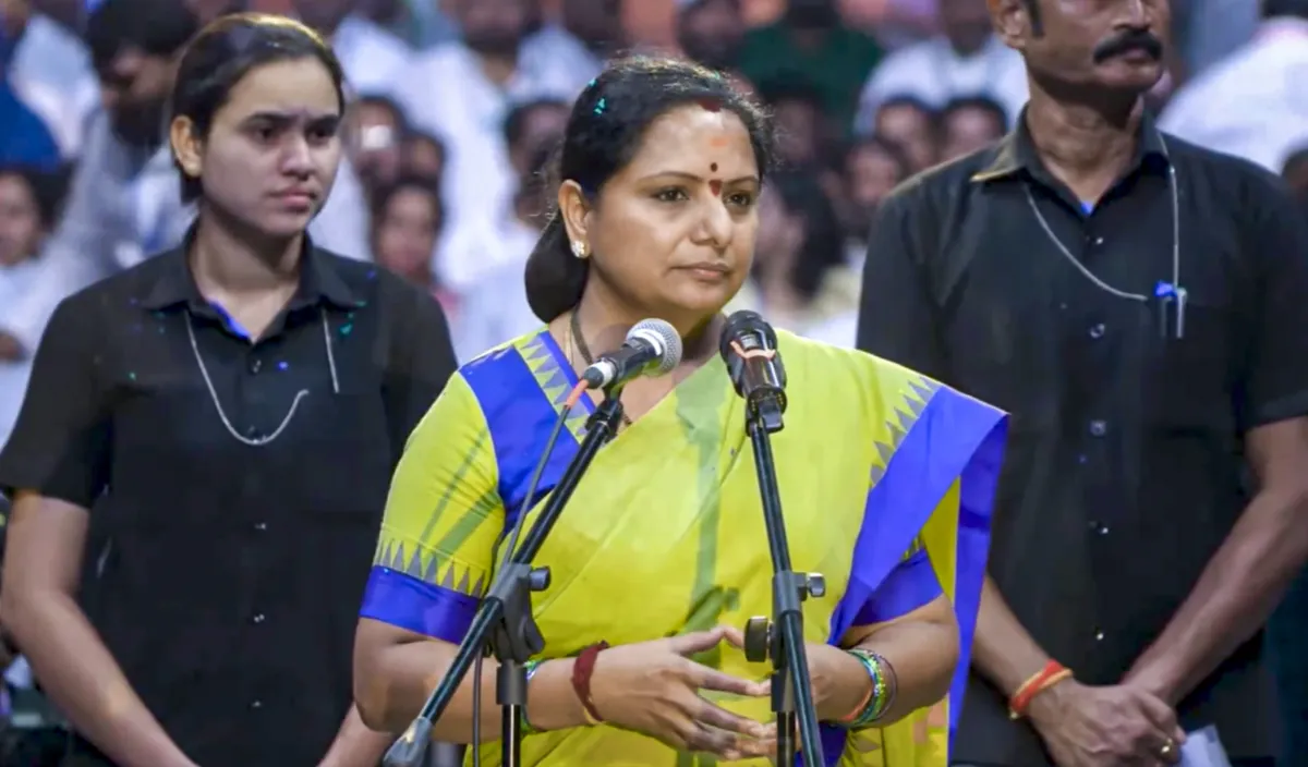 के कविता ने मुनिराबाद में अपनी नई राजनीतिक पार्टी 'तेलंगाना राष्ट्र सेना' (TRS) की घोषणा की।