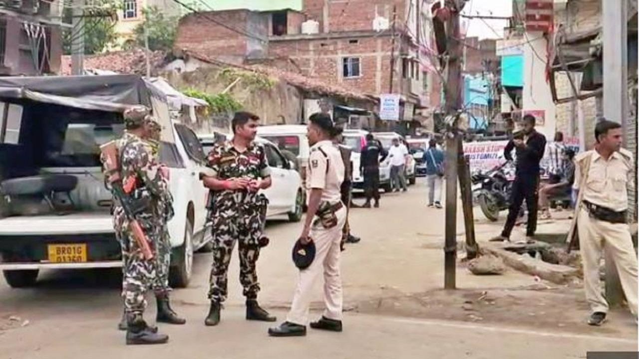 नालंदा में NIA और ATS की छापेमारी के दौरान जांच करते अधिकारी