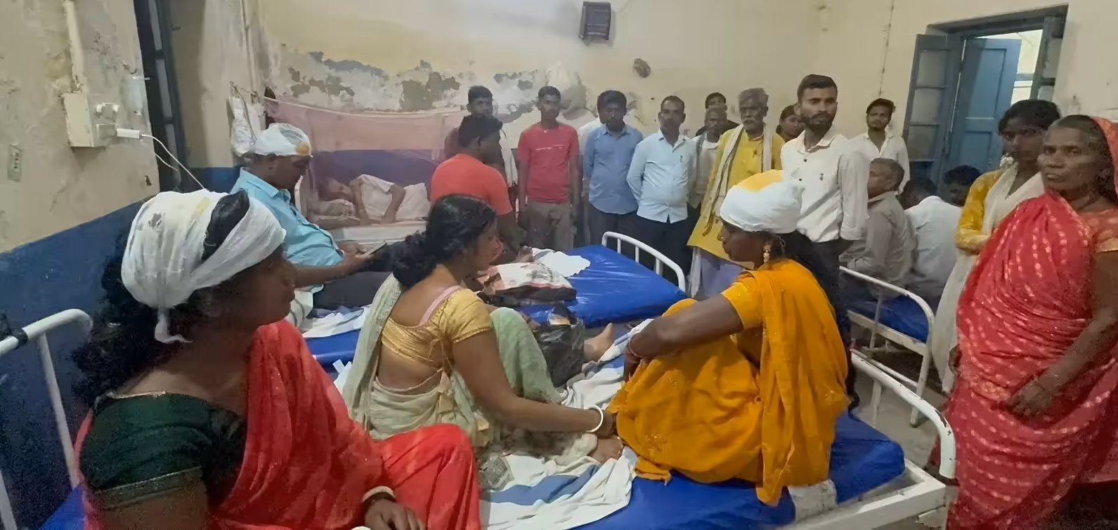 नवादा में बारात पर हमले के बाद अस्पताल में इलाज कराते घायल बाराती