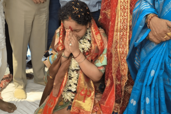 गांडेय विधायक कल्पना सोरेन गिरिडीह के संतोषी माता मंदिर में पूजा करते हुए।