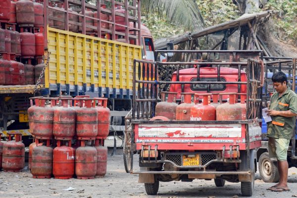 एक स्वच्छ और आधुनिक रसोई घर के अंदर रखे एलपीजी सिलेंडर की प्रतीकात्मक तस्वीर।