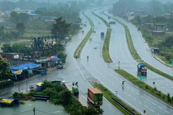 रांची में तेज बारिश के बाद जलमग्न सड़कें और बदला हुआ मौसम दृश्य