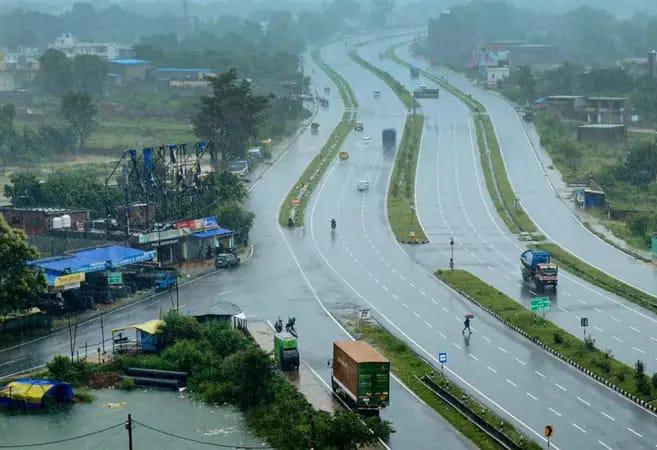रांची में तेज बारिश के बाद जलमग्न सड़कें और बदला हुआ मौसम दृश्य