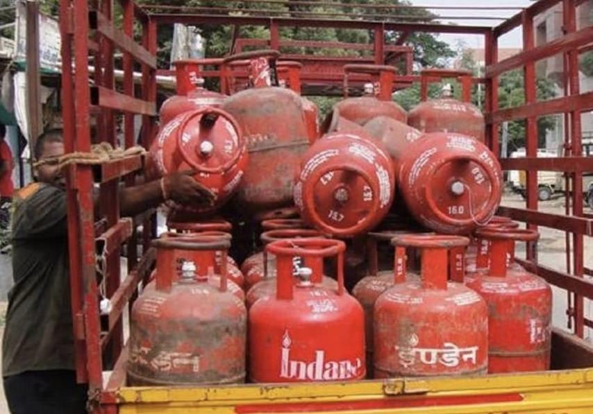 रांची में विभिन्न रूटों पर गैस सिलेंडर की होम डिलीवरी करते वाहन
