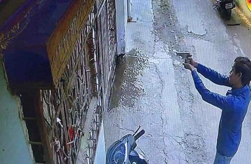 आदित्यपुर में भाजपा नेता के घर पर फायरिंग के बाद जांच करती पुलिस टीम