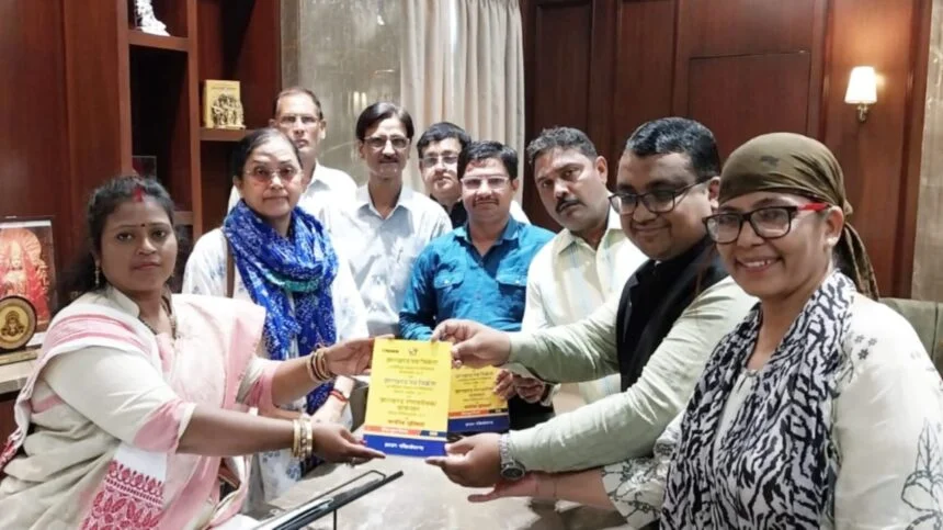 रांची में सिटीजन फोरम प्रतिनिधिमंडल मेयर से वेंडर और यातायात मुद्दों पर बैठक करते हुए