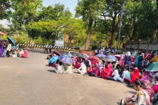 रांची में ओरिएंट क्राफ्ट कंपनी के बाहर वेतन को लेकर प्रदर्शन करती महिला कर्मचारी