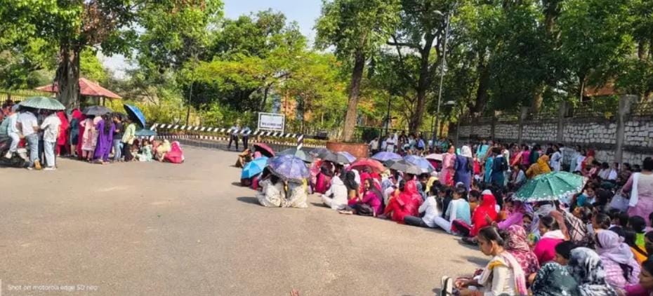 रांची में ओरिएंट क्राफ्ट कंपनी के बाहर वेतन को लेकर प्रदर्शन करती महिला कर्मचारी