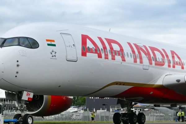 दिल्ली से रांची जाने वाली एयर इंडिया की फ्लाइट में तकनीकी खराबी के बाद की स्थिति।