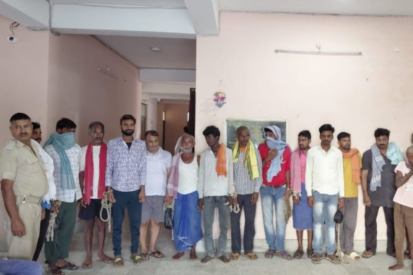 लखीसराय में अवैध शराब के खिलाफ छापेमारी के दौरान जब्त महुआ शराब और गिरफ्तार आरोपी