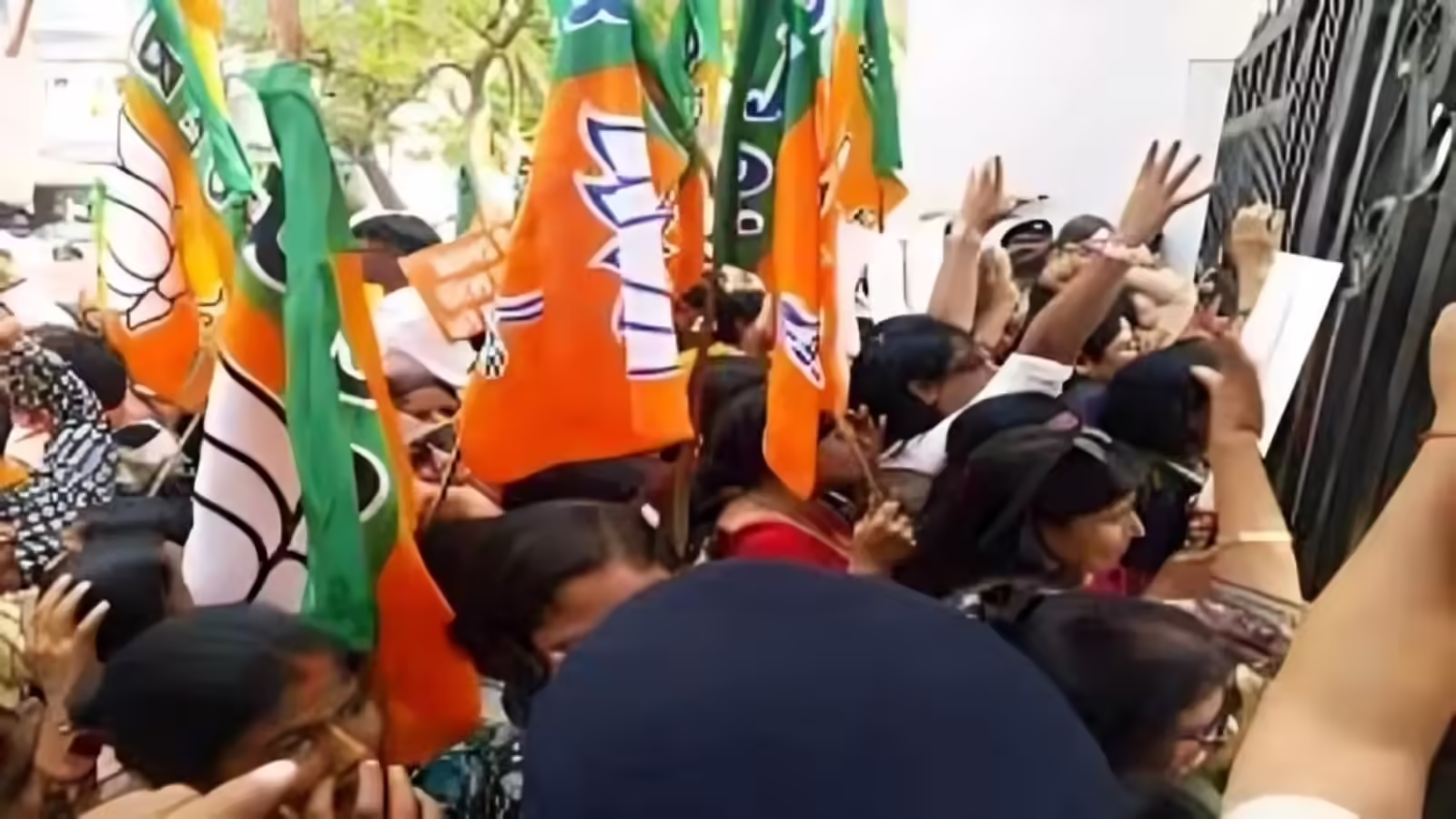 रांची में एसएसपी कार्यालय घेराव के दौरान भाजपा कार्यकर्ताओं का प्रदर्शन और पुलिस तैनाती